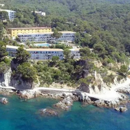 Front De Apartment *